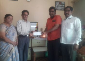 सोलापुरातील गायकवाड कुटुंबियांना दिला पहिल्या पगारातून प्रबुद्ध भारतासाठी निधी !