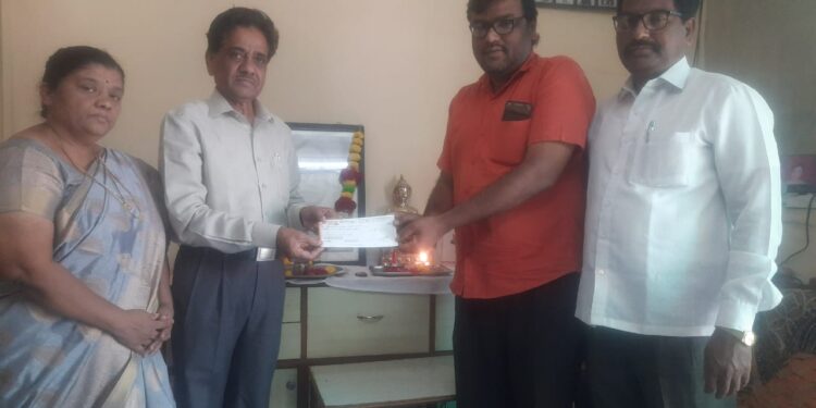 सोलापुरातील गायकवाड कुटुंबियांना दिला पहिल्या पगारातून प्रबुद्ध भारतासाठी निधी !