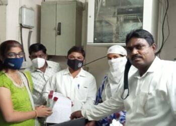 वीज मीटर कापून नेणाऱ्या महावितरण अधिकाऱ्यांचा सत्कार करुन ‘वंबआ’च्या वतीने  अनोखे आंदोलन