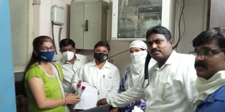 वीज मीटर कापून नेणाऱ्या महावितरण अधिकाऱ्यांचा सत्कार करुन ‘वंबआ’च्या वतीने  अनोखे आंदोलन