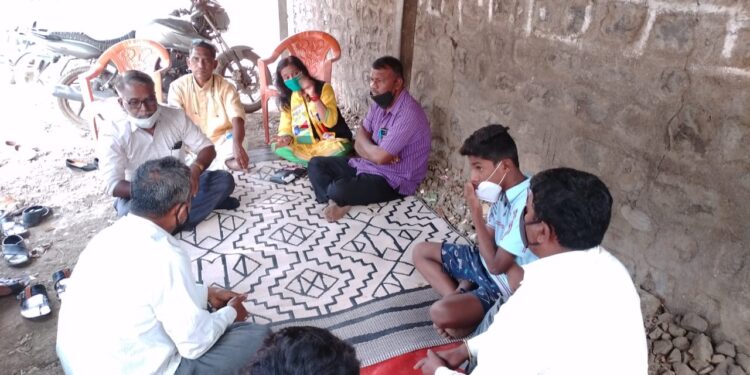 सततच्या लॉकडाऊनमुळे उपजीविकेचा प्रश्न निर्माण झाल्याने नाभिकाची आत्महत्या