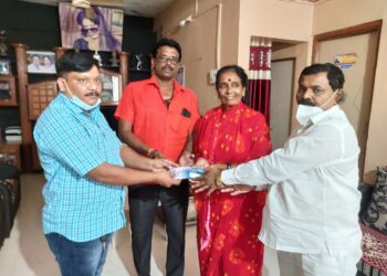 तमाशा कलावंतांना मदत करून बाबासाहेबांची जयंती साजरी