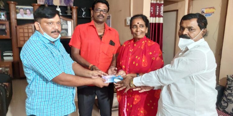 तमाशा कलावंतांना मदत करून बाबासाहेबांची जयंती साजरी
