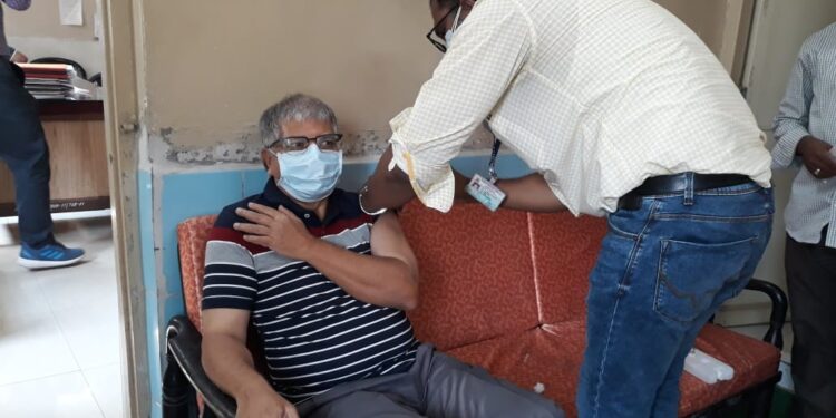 अॅड. प्रकाश आंबेडकरांनी घेतली कोवॅक्सिन लस