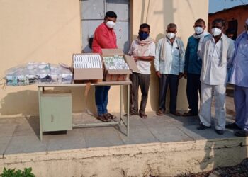 ‘वंबआ’च्या  वतीने नळीवडगांव, गिरलंगाव, घुलेवाडी येथे मास्क, सॅनिटायजर वाटप