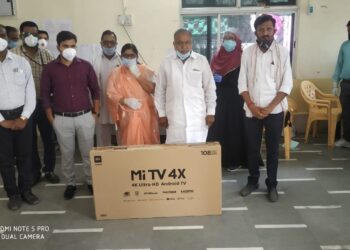 जि.प.कोव्हिड सेंटरमधील रुग्णांच्या करमणुकीसाठी एलईडी टिव्हीची भेट, व्यापारी नेते मनोहर पंजवाणींनी जोपासली सामाजिक बांधिलकी