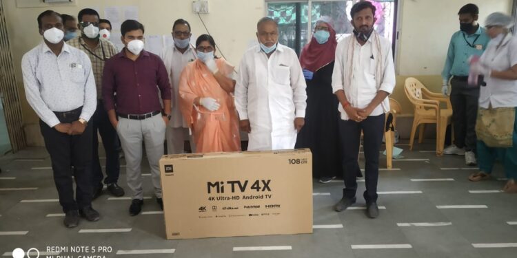 जि.प.कोव्हिड सेंटरमधील रुग्णांच्या करमणुकीसाठी एलईडी टिव्हीची भेट, व्यापारी नेते मनोहर पंजवाणींनी जोपासली सामाजिक बांधिलकी