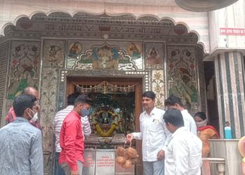 बाळासाहेब आंबेडकर लवकर बरे व्हावेत, बीड येथे मारुतीला साकडे