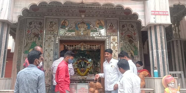 बाळासाहेब आंबेडकर लवकर बरे व्हावेत, बीड येथे मारुतीला साकडे