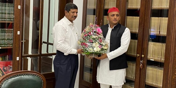 भीमराव आंबेडकर आणि अखिलेश यादव यांची लखनऊमध्ये भेट