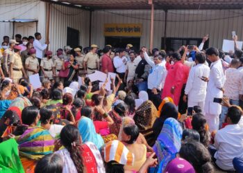 जमावबंदी झुगारून वंचित बहुजन आघाडीचा मोर्चा थेट विधानभवन गेट समोर धडकला!!!