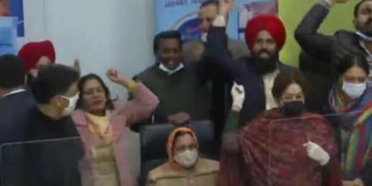 चंदीगड महानगरपालिकेत भाजप चा महापौर; एक मत बाद ठरवल्याने “आप”चा पराभव.