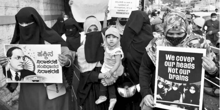 हिजाब, दंगल, धार्मिक ध्रुवीकरण !