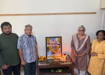 प्रा. दिलीप बढे यांच्या कुटुंबियांची प्रकाश आंबेडकर यांनी घेतली भेट