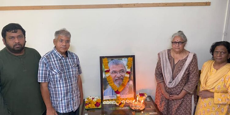 प्रा. दिलीप बढे यांच्या कुटुंबियांची प्रकाश आंबेडकर यांनी घेतली भेट