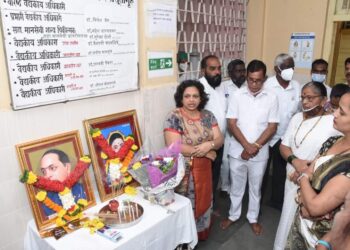 वंचितच्यावतीने रमाबाई आंबेडकर प्रसूतिगृहात फळ वाटप !