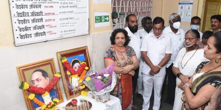 वंचितच्यावतीने रमाबाई आंबेडकर प्रसूतिगृहात फळ वाटप !