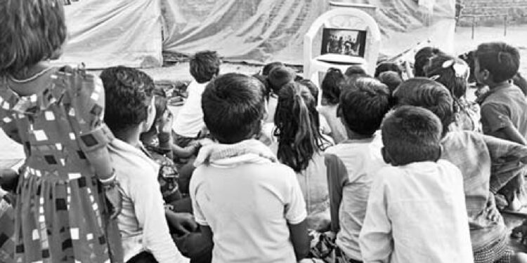 गोष्टीच्या पलीकडे