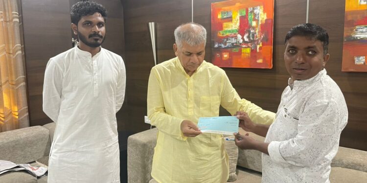 “प्रबुद्ध भारता”साठी अनिकेत सोनवणेने दिली आर्थिक मदत