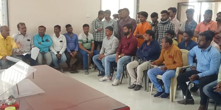 समाजकल्याण कार्यालयाच्या शिष्यवृत्ती, स्वाधार आणि घरकूल योजनेची वंचित युवा आघाडी ने घेतली झाडाझडती