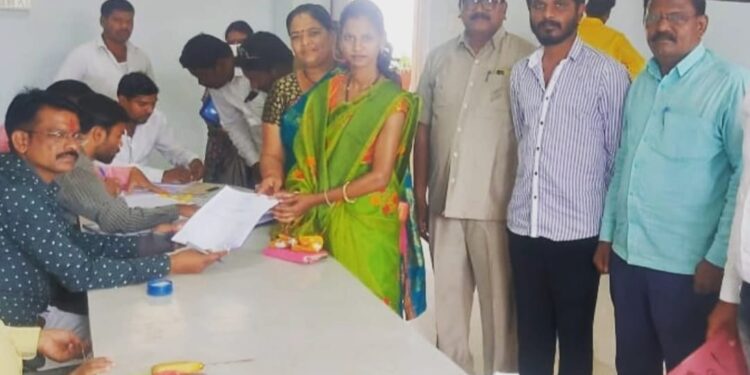 बळीरामपुर सरपंच पदासाठी सौ.स्वाती सुंकेवार यांचा अर्ज दाखल