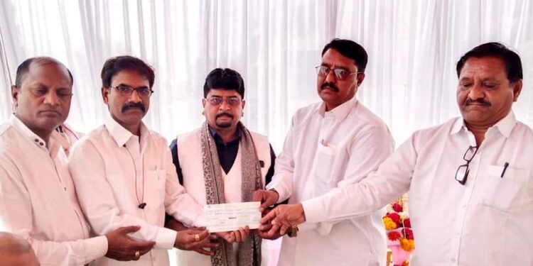प्रबुद्ध भारत व वंचित बहुजन आघाडीला सावळे परिवाराकडून एक लाख रुपये देणगी