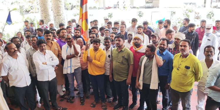 धनेगाव येथील पंचशील ध्वज काढल्या प्रकरणात संतप्त बौद्ध समुहाची जिल्हाधिकारी कार्यालयावर धडक.