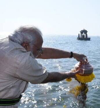 पंतप्रधान नरेंद्र मोदी यांच्या हस्ते भूमिपूजन झालेल्या अरबी समुद्रातील शिवस्मारकाचे पुढे काय झाले ?
