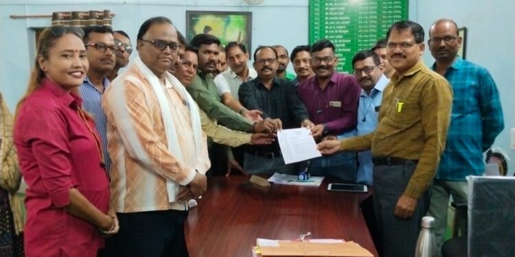 व्हाईस ऑफ मीडियाच्या पदाधिकाऱ्यांचे धरणे; पत्रकारांच्या प्रलंबित मागण्यांसाठी रस्त्यावर : जिल्हाधिकाऱ्यांना निवदेन