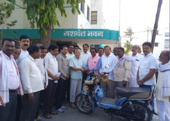 ऍड. प्रकाश आंबेडकरांकडून पक्कं घर नसलेल्या सरपंचाला दुचाकी भेट !