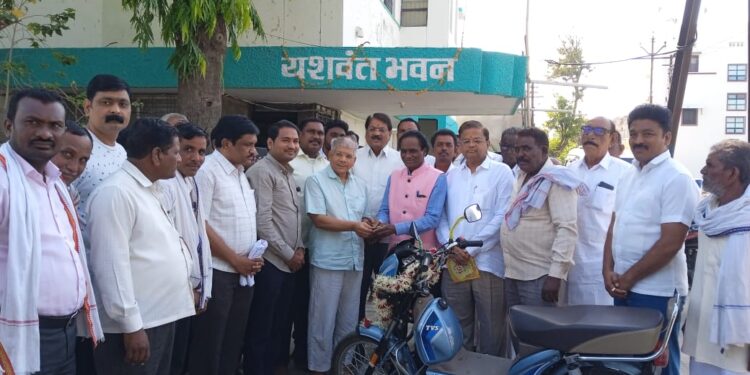ऍड. प्रकाश आंबेडकरांकडून पक्कं घर नसलेल्या सरपंचाला दुचाकी भेट !