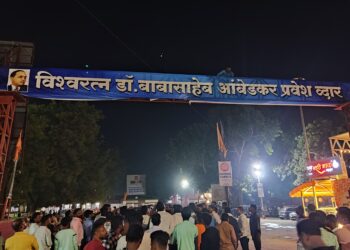 अकोला रेल्वे स्थानक प्रवेशद्वारास वंचित युवा आघाडीने लावला विश्वरत्न डॉ. बाबासाहेब आंबेडकर यांचे नावाचा फलक