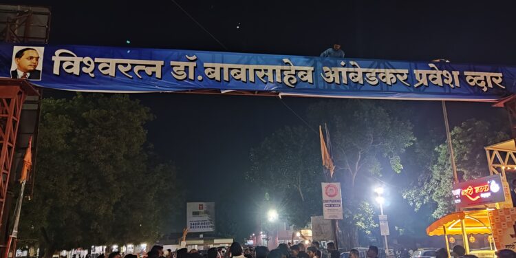 अकोला रेल्वे स्थानक प्रवेशद्वारास वंचित युवा आघाडीने लावला विश्वरत्न डॉ. बाबासाहेब आंबेडकर यांचे नावाचा फलक