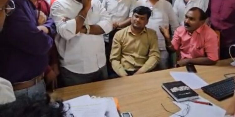 डॉ बाबासाहेब आंबेडकर संशोधन व प्रशिक्षण संस्था (BARTI) मधील स्पर्धा परीक्षा बाबत गंभीर आरोप, वंचीत युवा आघाडीची अधिकाऱ्यांना तंबी.