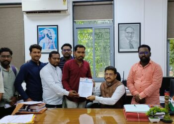 महामानवांचे नाव असलेल्या फलकाचा अवमान करणाऱ्या ABVP या नवदहशतवादी संघटनेवर बंदी घालण्याची मागणी