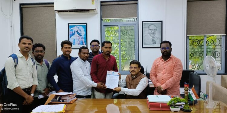 महामानवांचे नाव असलेल्या फलकाचा अवमान करणाऱ्या ABVP या नवदहशतवादी संघटनेवर बंदी घालण्याची मागणी