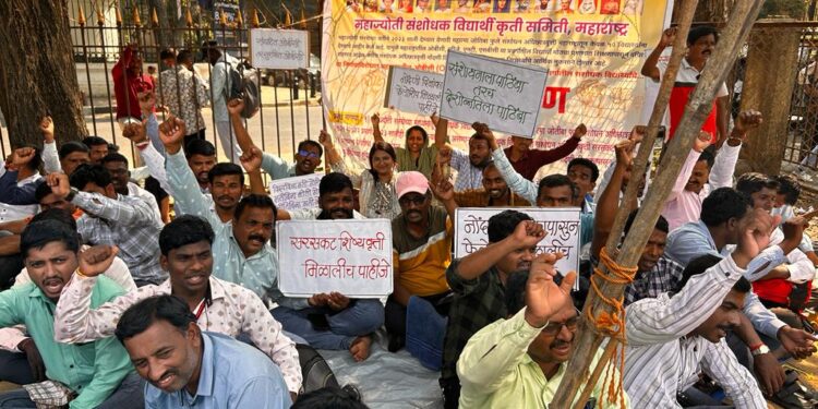 शासनाच्या अन्यायकारक निर्णयाविरोधात विमुक्त भटके-ओबीसी विद्यार्थ्यांचे बेमुदत साखळी उपोषण !