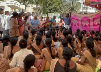 आशा स्वयंसेविका आणि गट प्रवर्तक यांच्या आंदोलनास प्रा. अंजलीताई आंबेडकर यांची भेट.