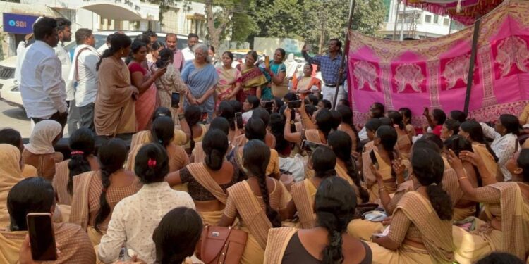 आशा स्वयंसेविका आणि गट प्रवर्तक यांच्या आंदोलनास प्रा. अंजलीताई आंबेडकर यांची भेट.