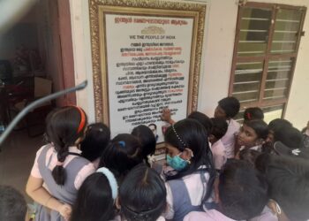 भारतीय संविधानिक मूल्यांच्या रुजवणूकीसाठी पुनर्लोकशिक्षणाची आवश्यकता का आहे ?