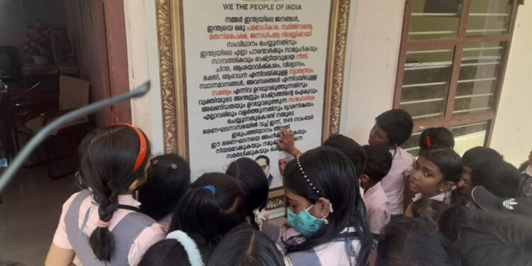 भारतीय संविधानिक मूल्यांच्या रुजवणूकीसाठी पुनर्लोकशिक्षणाची आवश्यकता का आहे ?