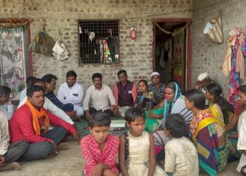 बीड येथील पीडित आदिवासी महिलेचा ‘वंचित’ कडून साडी-चोळी देवून सन्मान!