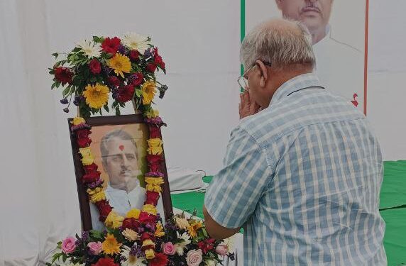 लालाजींच्या जुन्या आठवणींना उजाळा; अॅड.आंबेडकर यांनी घेतली भाजप आमदार परिवाराची भेट