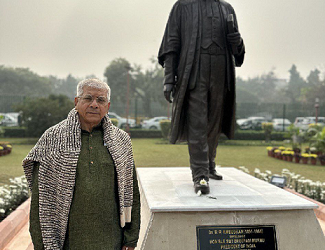 दिल्लीतील सर्वाच्च न्यायालयातील डॉ. बाबासाहेबांच्या पुतळ्याला ॲड. प्रकाश आंबेडकरांची भेट !