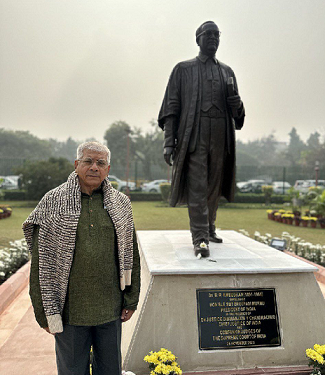दिल्लीतील सर्वाच्च न्यायालयातील डॉ. बाबासाहेबांच्या पुतळ्याला ॲड. प्रकाश आंबेडकरांची भेट !