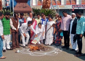 धुळ्यात स्त्री मुक्ती दिनाच्या निमित्ताने मनुस्मृती दहन !