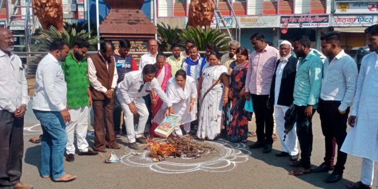 धुळ्यात स्त्री मुक्ती दिनाच्या निमित्ताने मनुस्मृती दहन !