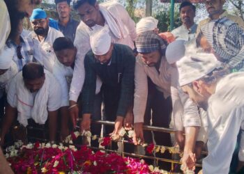 सुजात आंबेडकरांच्या वाढदिवसा निमित्त ख्वाजा बुलंद शाह दर्ग्यास चढवली चादर.