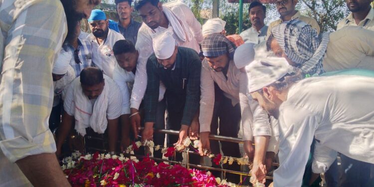 सुजात आंबेडकरांच्या वाढदिवसा निमित्त ख्वाजा बुलंद शाह दर्ग्यास चढवली चादर.