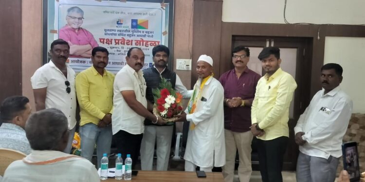 ‘वंचित’ मध्ये शेकडो मुस्लिम बहुजन बांधवांचा जाहीर पक्ष प्रवेश !